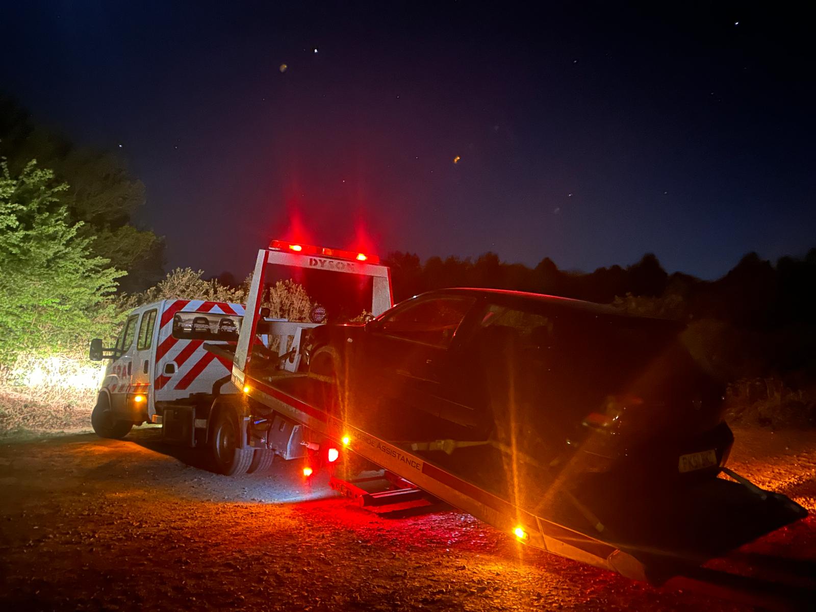 Night-time vehicle recovery under warning lights